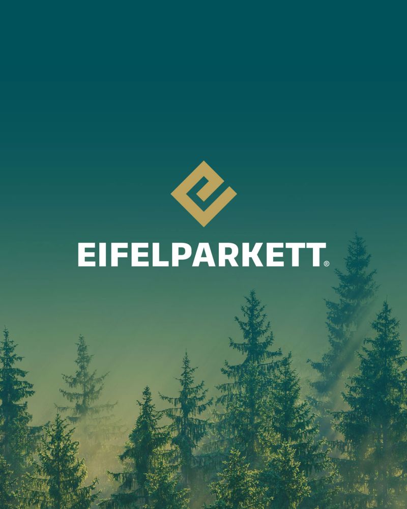 eifelparkett Logo vor dunkelgrünem Hintergrund mit Wald
